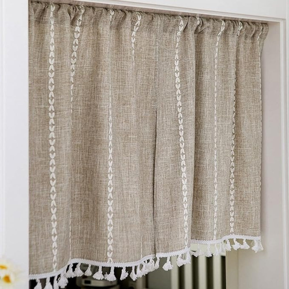 Pastorale: Tende in stile country con righe e frange – eleganti per finestre di cucina