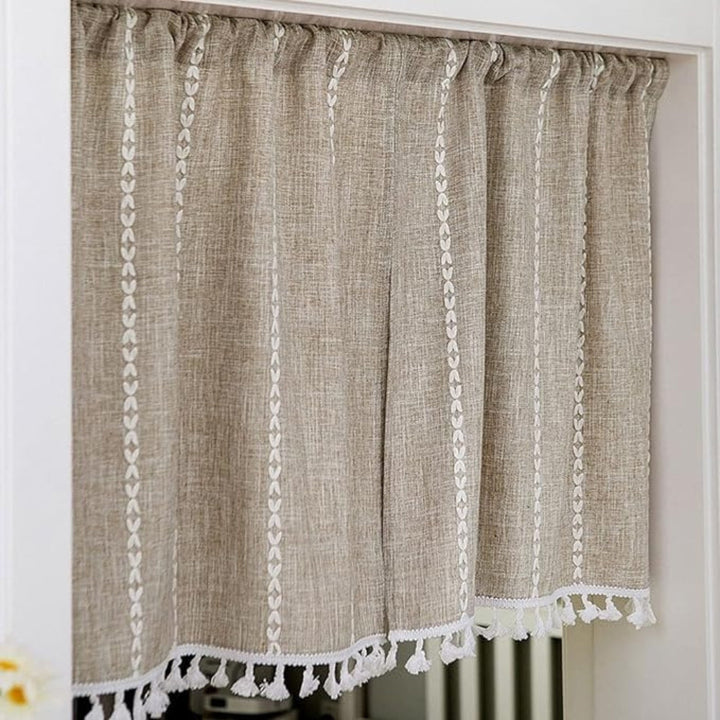 Pastorale: Tende in stile country con righe e frange – eleganti per finestre di cucina