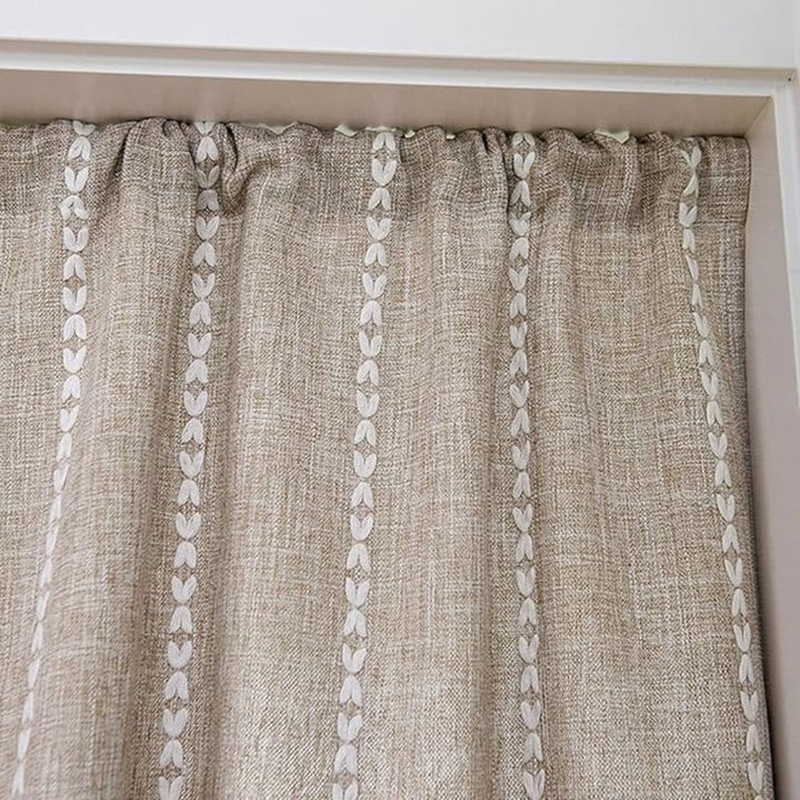 Pastorale: Tende in stile country con righe e frange – eleganti per finestre di cucina
