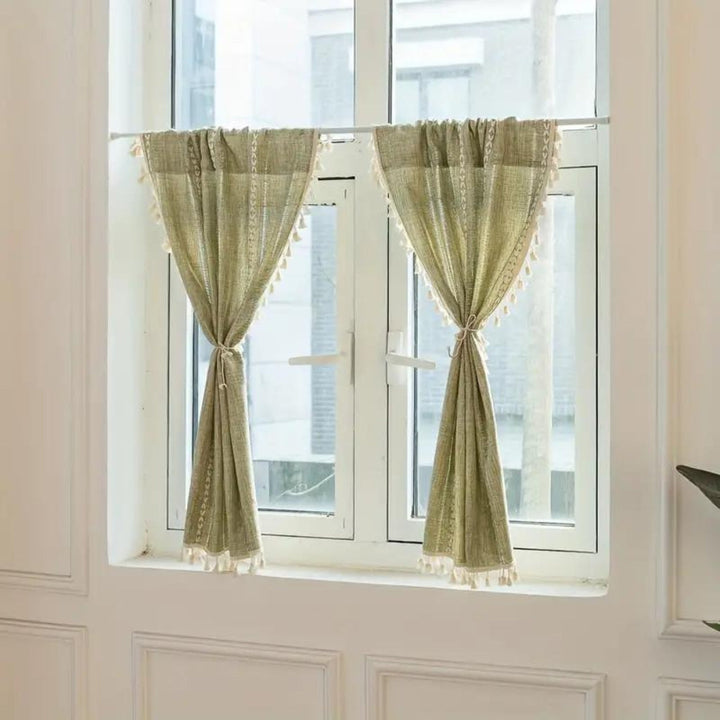 Pastorale: Tende in stile country con righe e frange – eleganti per finestre di cucina
