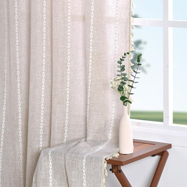 Pastorale: Tende in stile country con righe e frange – eleganti per finestre di cucina