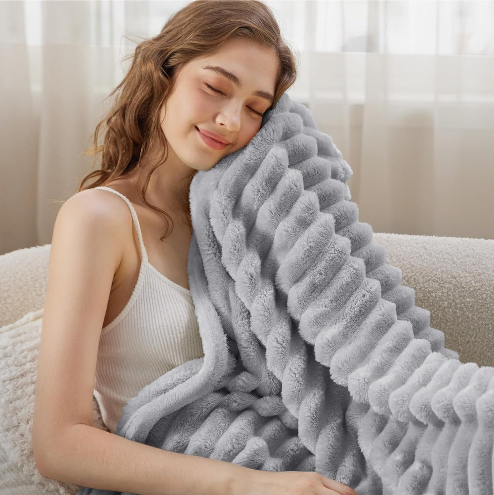 PlushNest: Coperta Morbida e Pelosa con Motivo a Strisce – Coperta Sofà Morbida per Letto e Soggiorno