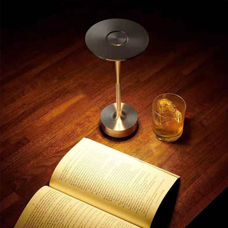 ShineCrest™ Lampada da tavolo di design senza fili | Luce LED dimmerabile in alluminio | Bianco caldo, resistente all&