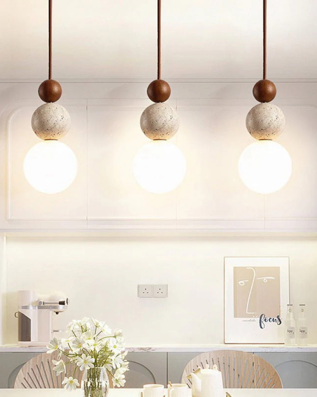 SilenVéra: Lampada a sospensione moderna in legno con sfera di vetro e luce LED bianca calda – per sala da pranzo e soggiorno