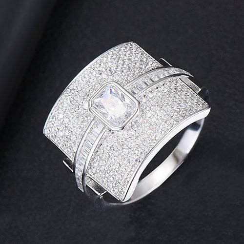 Anello impilabile per donne | Design di lusso | Zircone cubico | Anello di fidanzamento e statement