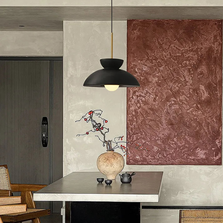 Skandéla: Lampada a sospensione minimalista con forma chiara e compatibilità LED – per aree pranzo e lounge