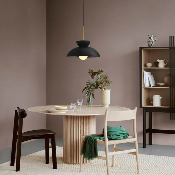 Skandéla: Lampada a sospensione minimalista con forma chiara e compatibilità LED – per aree pranzo e lounge