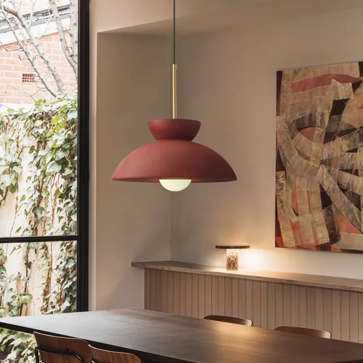 Skandéla: Lampada a sospensione minimalista con forma chiara e compatibilità LED – per aree pranzo e lounge