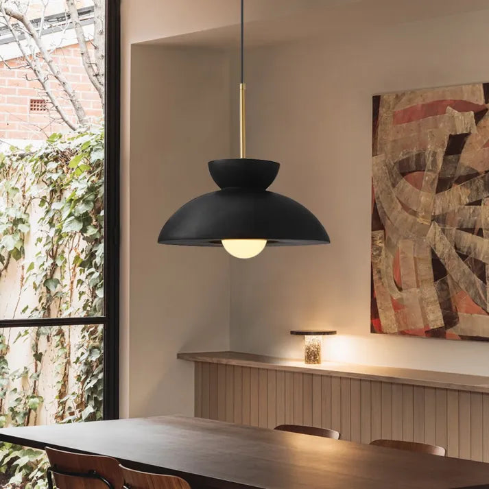 Skandéla: Lampada a sospensione minimalista con forma chiara e compatibilità LED – per aree pranzo e lounge