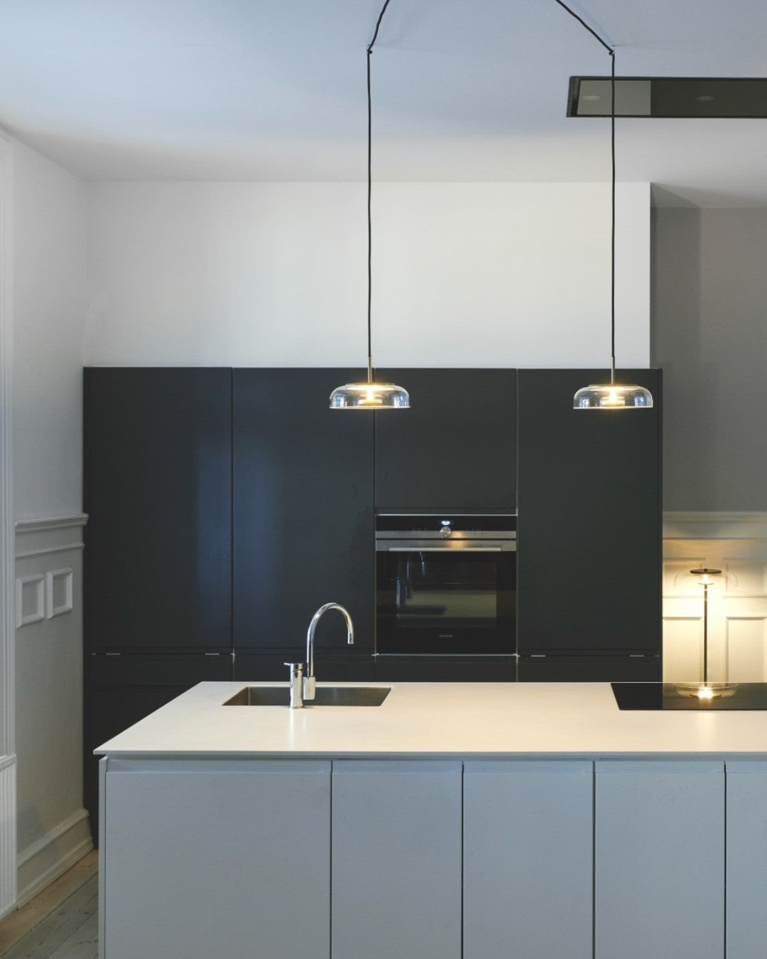 Solara: Lampadario in ottone e vetro con LED integrato – per sala da pranzo e soggiorno