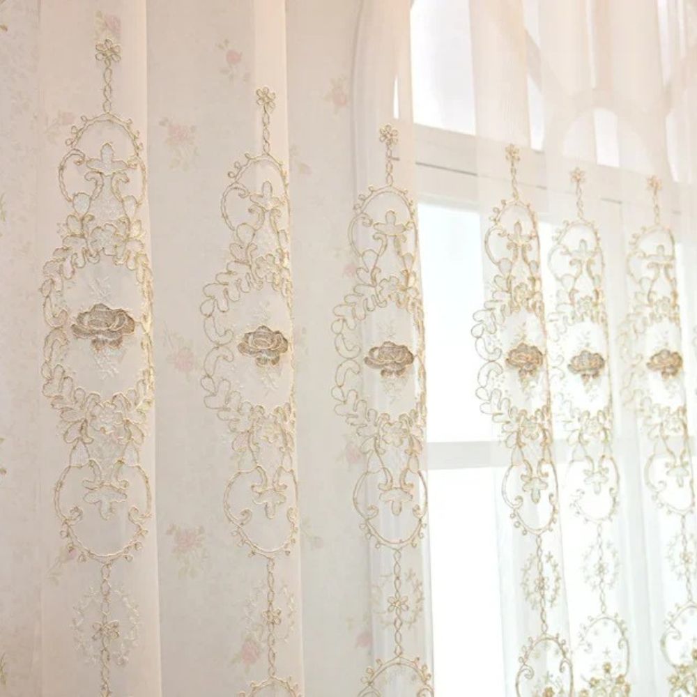 StickereiGlanz: Tendaggi classici con ricamo in pizzo – eleganti e facili da curare per la camera da letto
