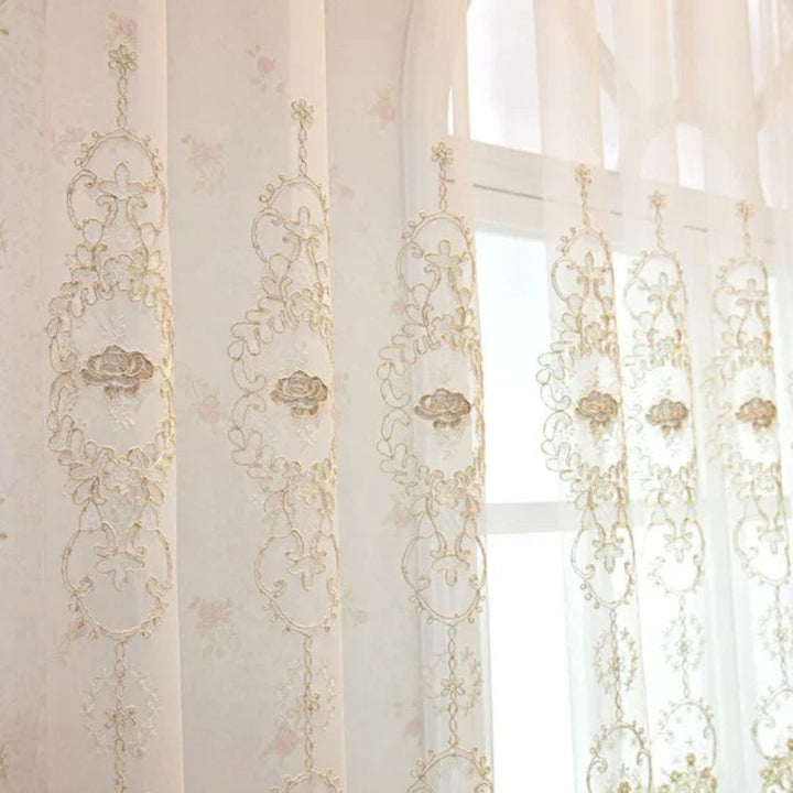 StickereiGlanz: Tendaggi classici con ricamo in pizzo – eleganti e facili da curare per la camera da letto