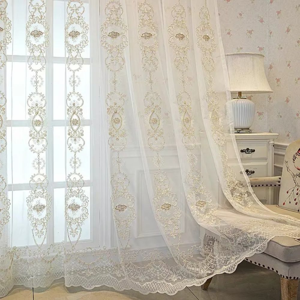 StickereiGlanz: Tendaggi classici con ricamo in pizzo – eleganti e facili da curare per la camera da letto