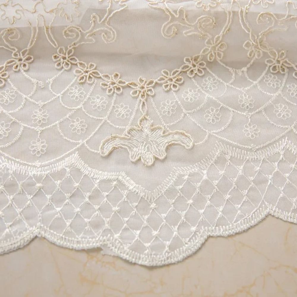 StickereiGlanz: Tendaggi classici con ricamo in pizzo – eleganti e facili da curare per la camera da letto