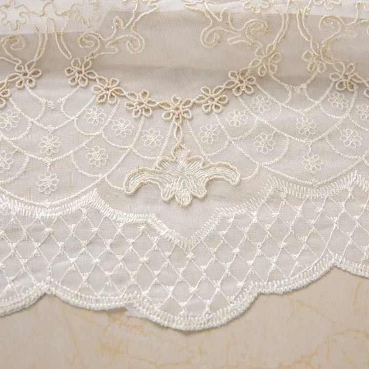 StickereiGlanz: Tendaggi classici con ricamo in pizzo – eleganti e facili da curare per la camera da letto