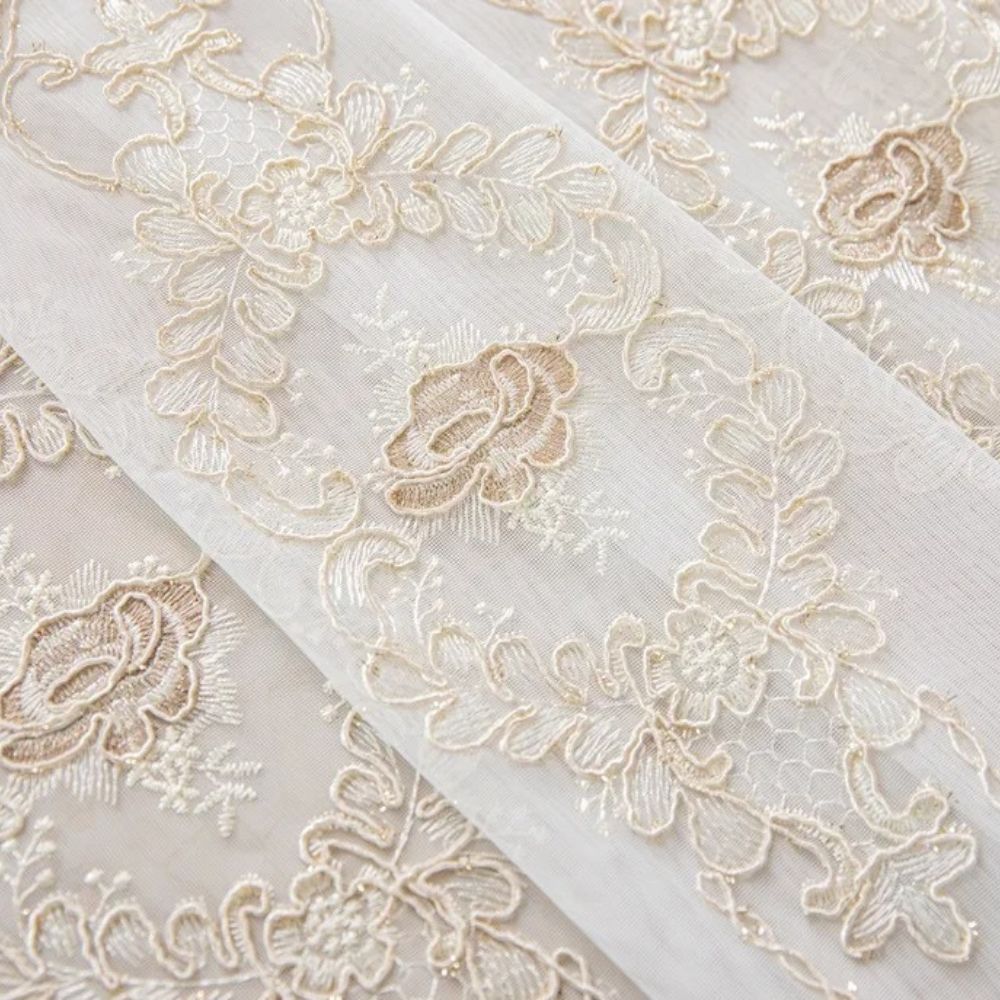 StickereiGlanz: Tendaggi classici con ricamo in pizzo – eleganti e facili da curare per la camera da letto