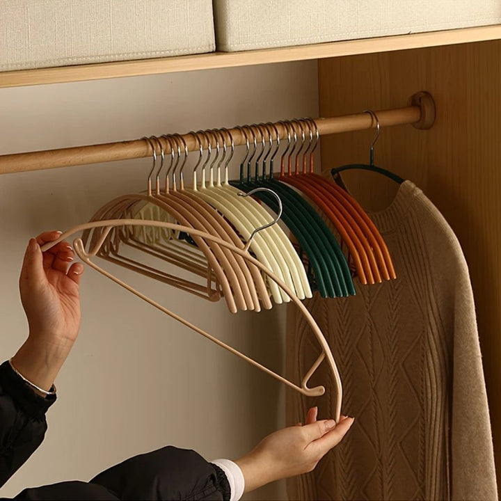 StilKurve: Grucce con design ergonomico – durevoli, antiscivolo e versatili per giacche, bluse e vestiti (confezione da 10)