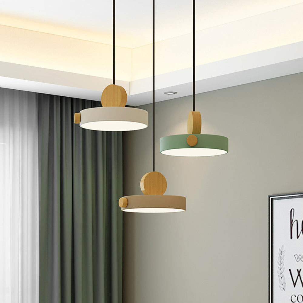 StrahlBunt: Moderno lampadario in legno LED colorato – elegante e funzionale per soggiorno e zona pranzo