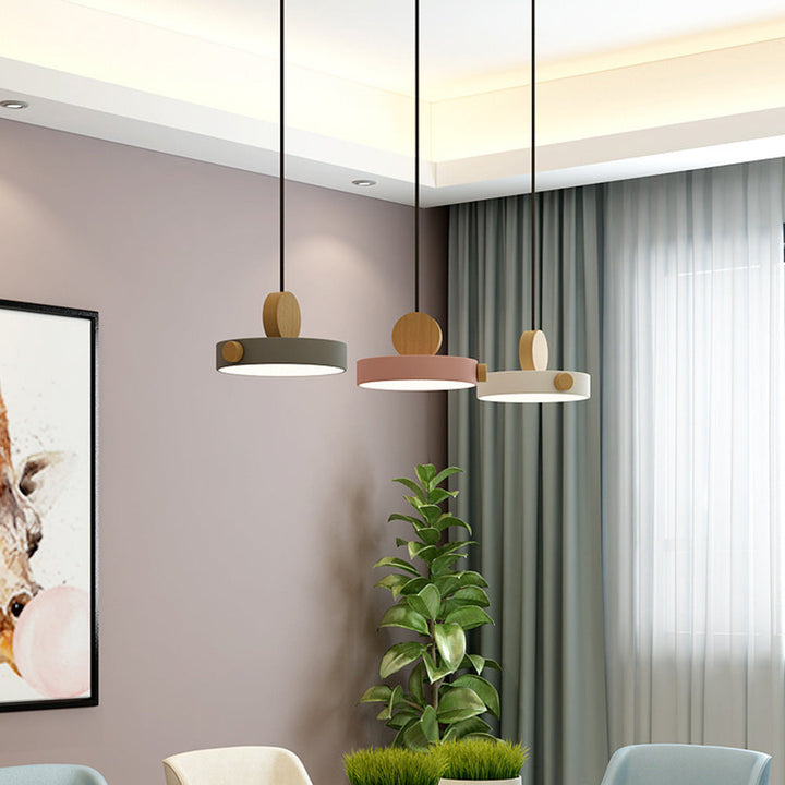 StrahlBunt: Moderno lampadario in legno LED colorato – elegante e funzionale per soggiorno e zona pranzo