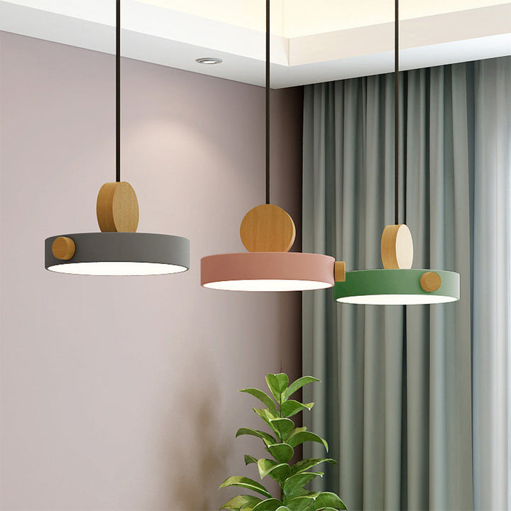 StrahlBunt: Moderno lampadario in legno LED colorato – elegante e funzionale per soggiorno e zona pranzo