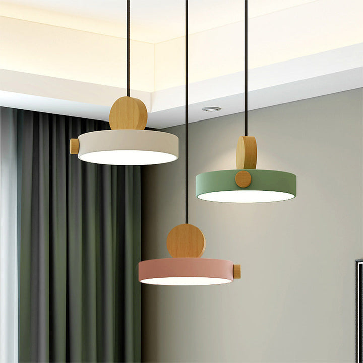 StrahlBunt: Moderno lampadario in legno LED colorato – elegante e funzionale per soggiorno e zona pranzo