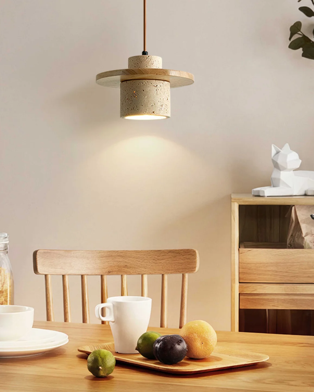 TravaroAtlas: Moderna lampada a sospensione in travertino naturale con dettaglio in legno di noce e luce LED bianco caldo – per sala da pranzo e soggiorno