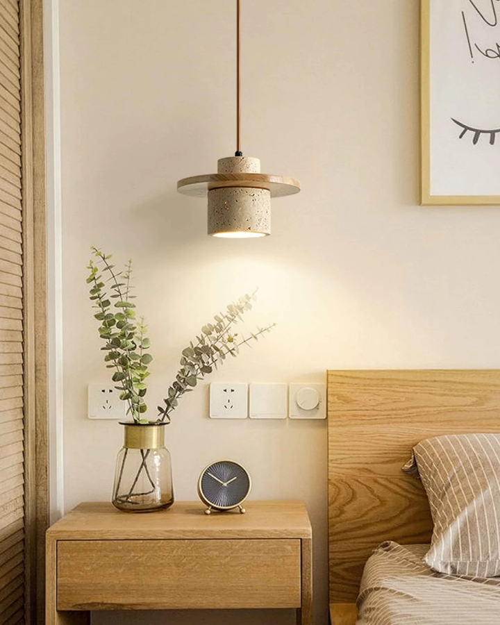 TravaroAtlas: Moderna lampada a sospensione in travertino naturale con dettaglio in legno di noce e luce LED bianco caldo – per sala da pranzo e soggiorno