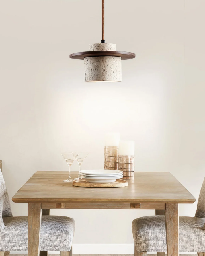 TravaroAtlas: Moderna lampada a sospensione in travertino naturale con dettaglio in legno di noce e luce LED bianco caldo – per sala da pranzo e soggiorno