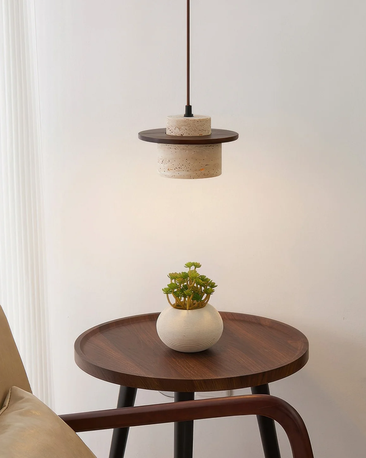 TravaroAtlas: Moderna lampada a sospensione in travertino naturale con dettaglio in legno di noce e luce LED bianco caldo – per sala da pranzo e soggiorno