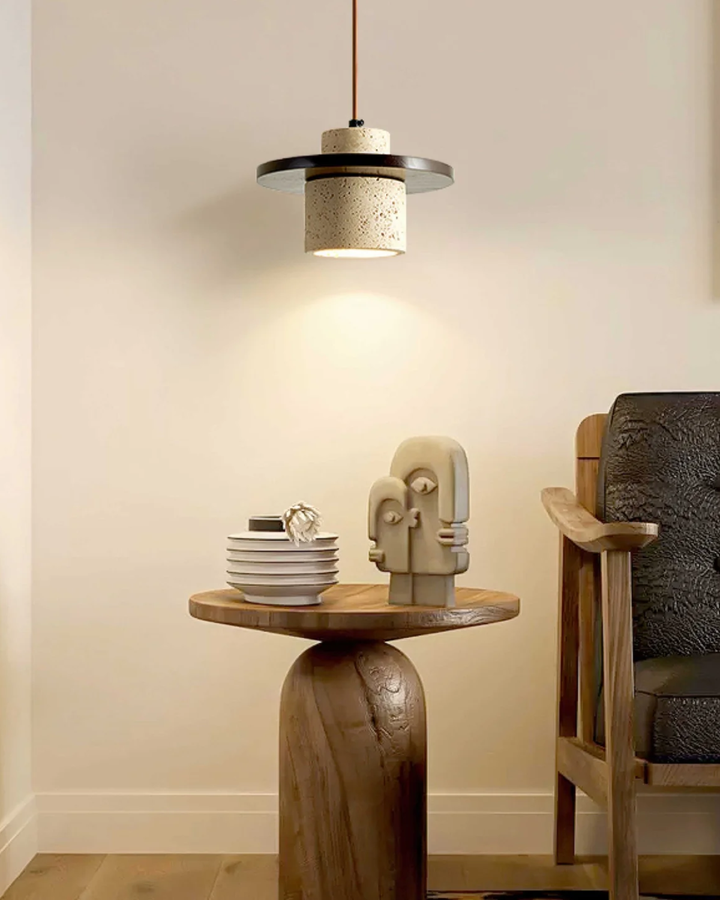 TravaroAtlas: Moderna lampada a sospensione in travertino naturale con dettaglio in legno di noce e luce LED bianco caldo – per sala da pranzo e soggiorno