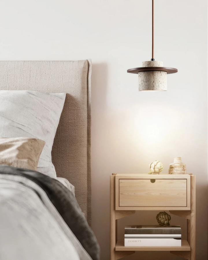 TravaroAtlas: Moderna lampada a sospensione in travertino naturale con dettaglio in legno di noce e luce LED bianco caldo – per sala da pranzo e soggiorno