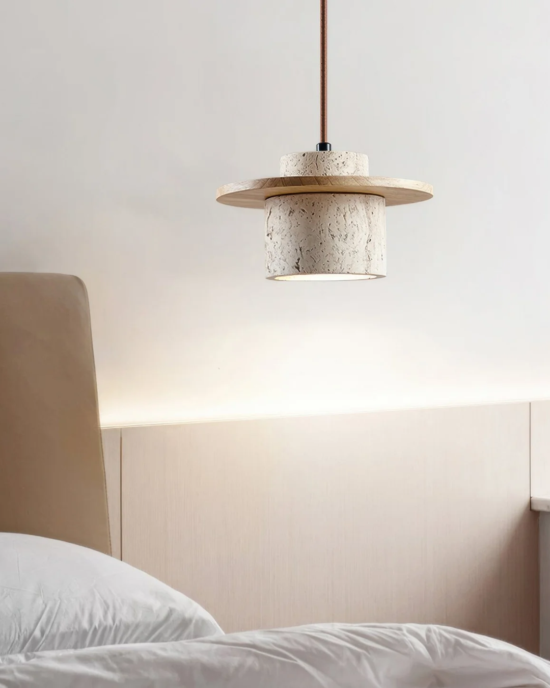 TravaroAtlas: Moderna lampada a sospensione in travertino naturale con dettaglio in legno di noce e luce LED bianco caldo – per sala da pranzo e soggiorno