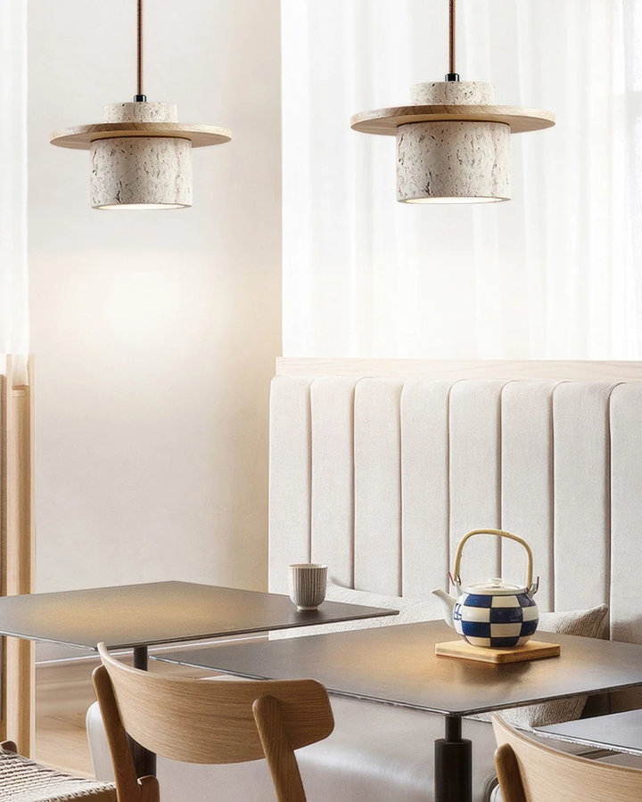 TravaroAtlas: Moderna lampada a sospensione in travertino naturale con dettaglio in legno di noce e luce LED bianco caldo – per sala da pranzo e soggiorno