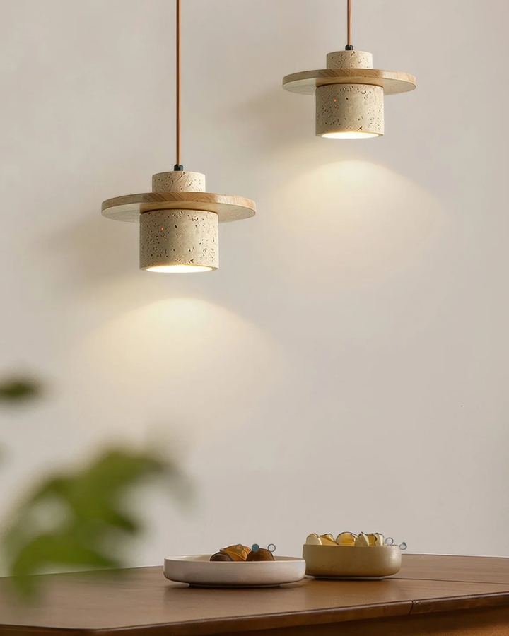 TravaroAtlas: Moderna lampada a sospensione in travertino naturale con dettaglio in legno di noce e luce LED bianco caldo – per sala da pranzo e soggiorno