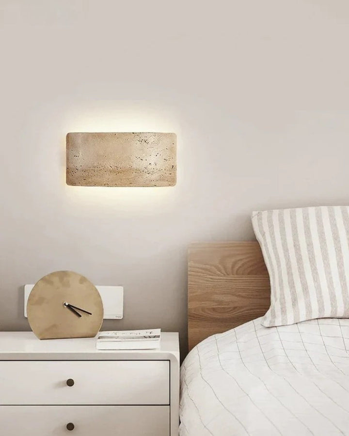 TravéaLume: Applique moderna in travertino naturale con luce LED bianca calda e IP65 – per interni ed esterni