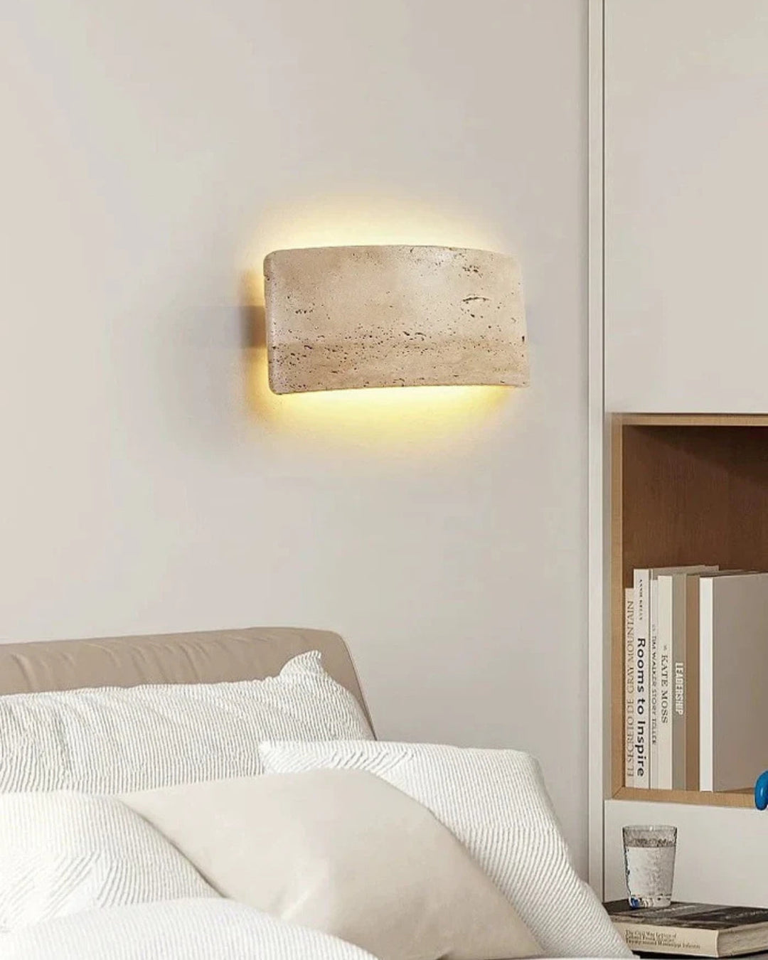 TravéaLume: Applique moderna in travertino naturale con luce LED bianca calda e IP65 – per interni ed esterni