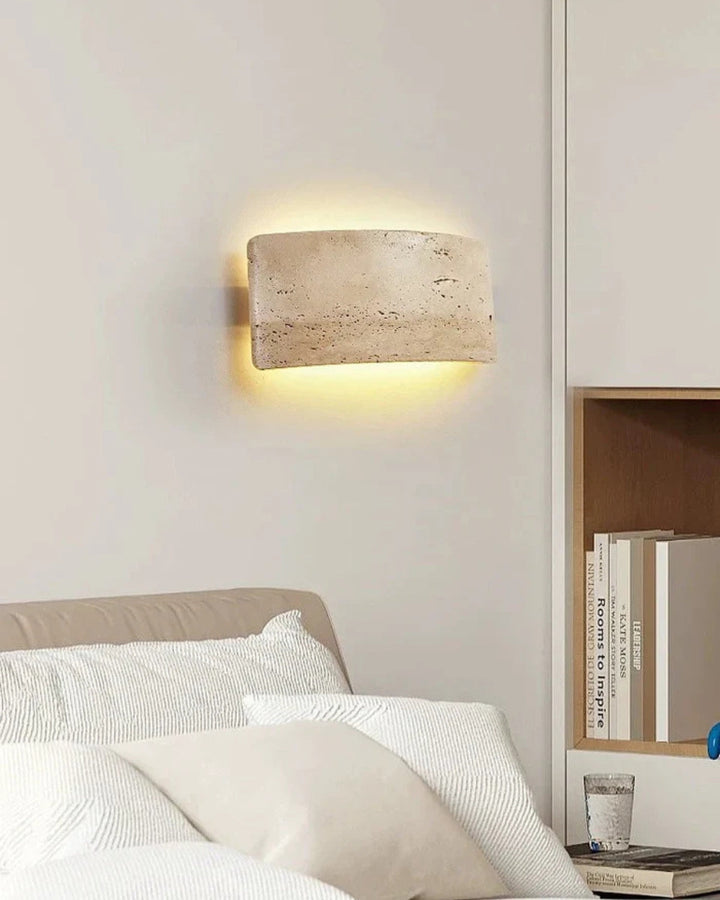 TravéaLume: Applique moderna in travertino naturale con luce LED bianca calda e IP65 – per interni ed esterni