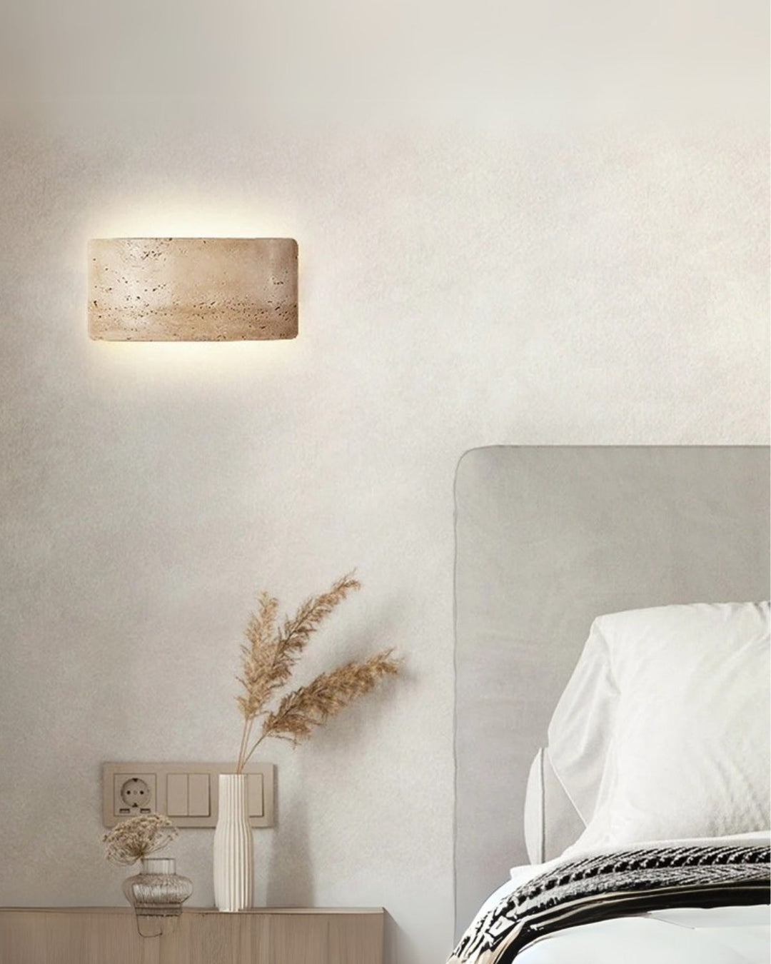TravéaLume: Applique moderna in travertino naturale con luce LED bianca calda e IP65 – per interni ed esterni