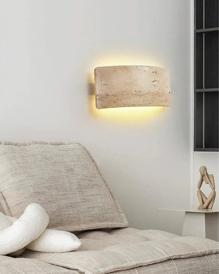 TravéaLume: Applique moderna in travertino naturale con luce LED bianca calda e IP65 – per interni ed esterni