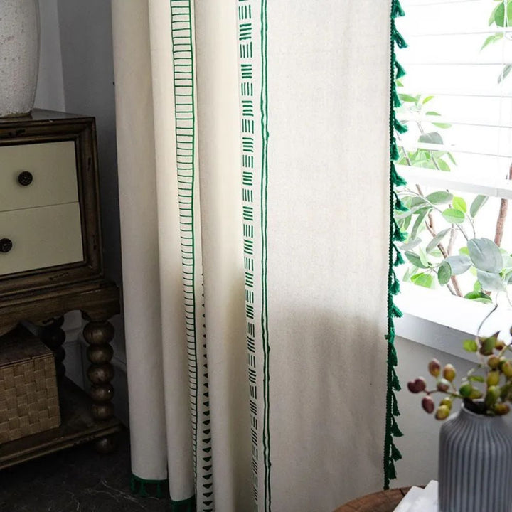 TribeEleganz: Tendaggi in stile Boho con strisce verdi e frange – affascinanti per le aree notte