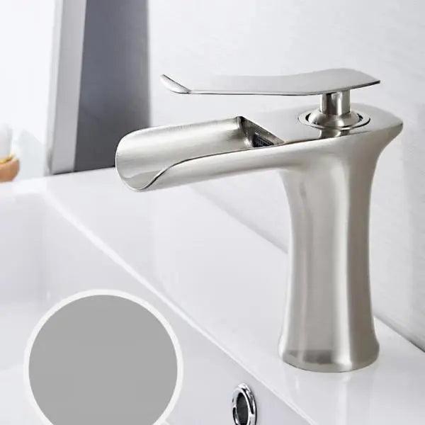 VetroLux: Elegante rubinetto per lavabo – Rubinetto dorato per un ambiente bagno moderno