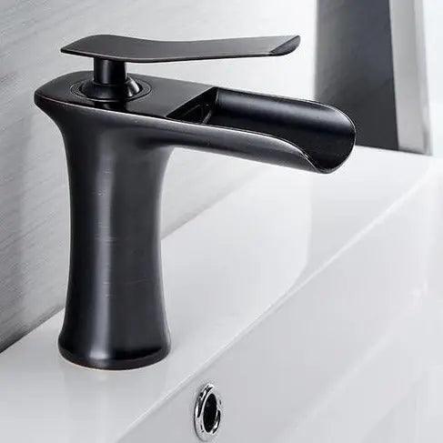 VetroLux: Elegante rubinetto per lavabo – Rubinetto dorato per un ambiente bagno moderno