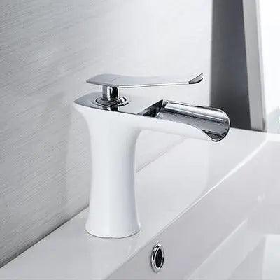 VetroLux: Elegante rubinetto per lavabo – Rubinetto dorato per un ambiente bagno moderno
