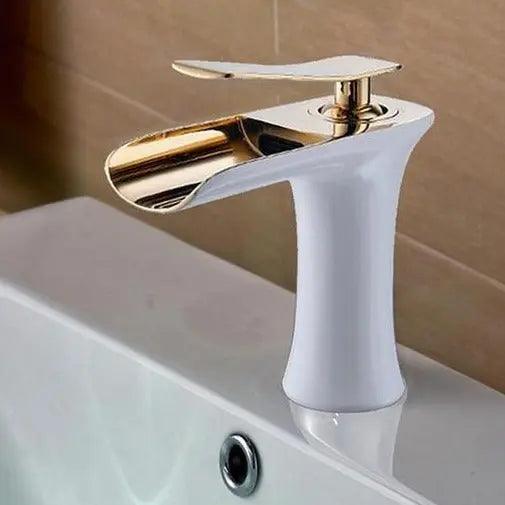 VetroLux: Elegante rubinetto per lavabo – Rubinetto dorato per un ambiente bagno moderno