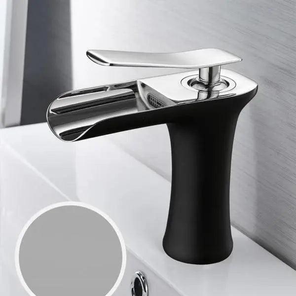 VetroLux: Elegante rubinetto per lavabo – Rubinetto dorato per un ambiente bagno moderno
