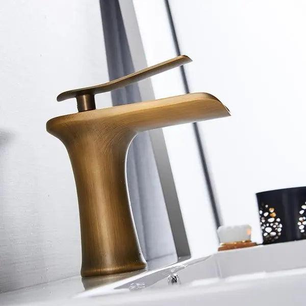 VetroLux: Elegante rubinetto per lavabo – Rubinetto dorato per un ambiente bagno moderno