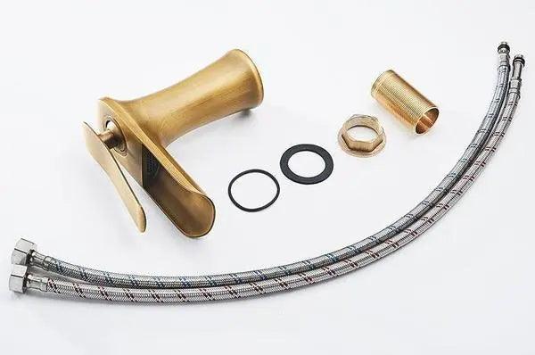 VetroLux: Elegante rubinetto per lavabo – Rubinetto dorato per un ambiente bagno moderno