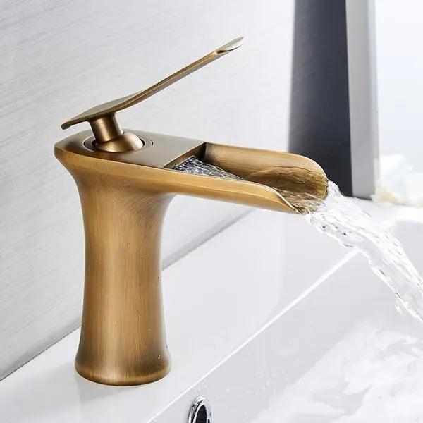 VetroLux: Elegante rubinetto per lavabo – Rubinetto dorato per un ambiente bagno moderno