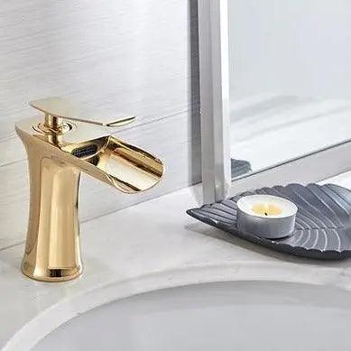 VetroLux: Elegante rubinetto per lavabo – Rubinetto dorato per un ambiente bagno moderno