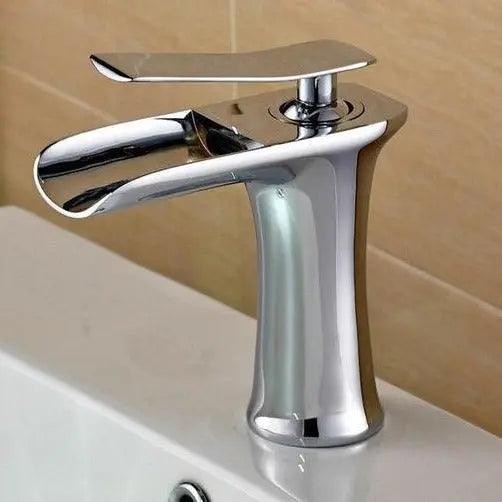 VetroLux: Elegante rubinetto per lavabo – Rubinetto dorato per un ambiente bagno moderno